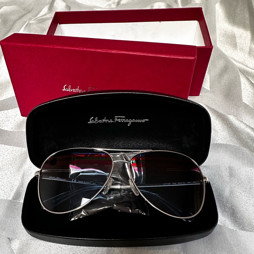 Unisex Salvatore Ferragamo aviator sunglasses